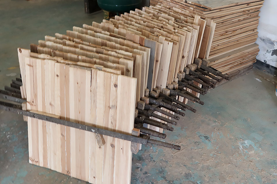 工場視察レポート:古材家具の製造工程