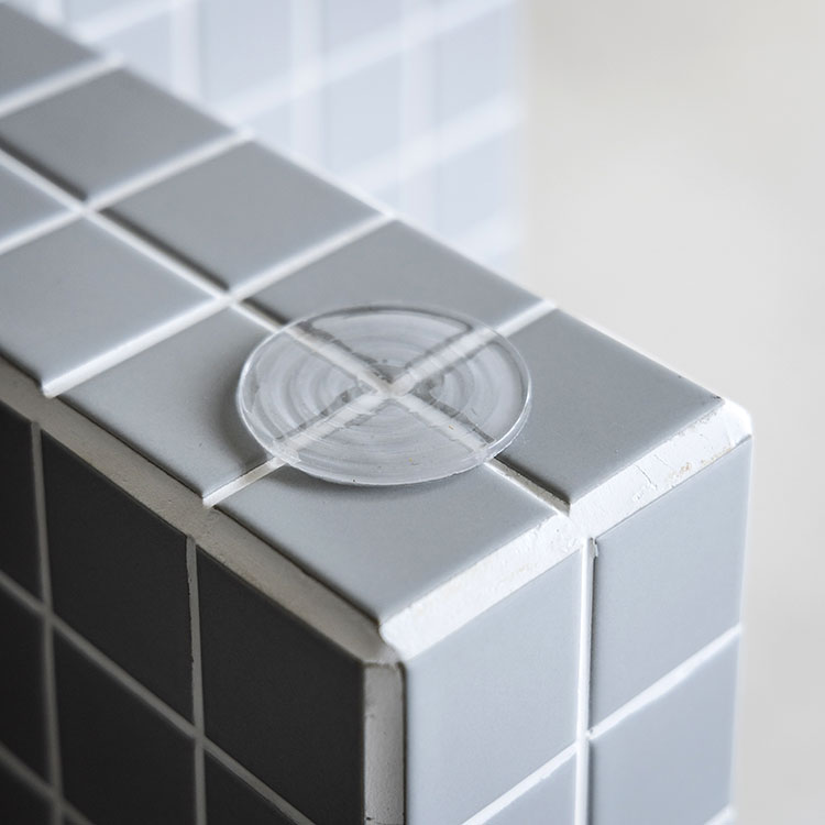 ソリットテーブル：タイル脚拡大：脚上部分