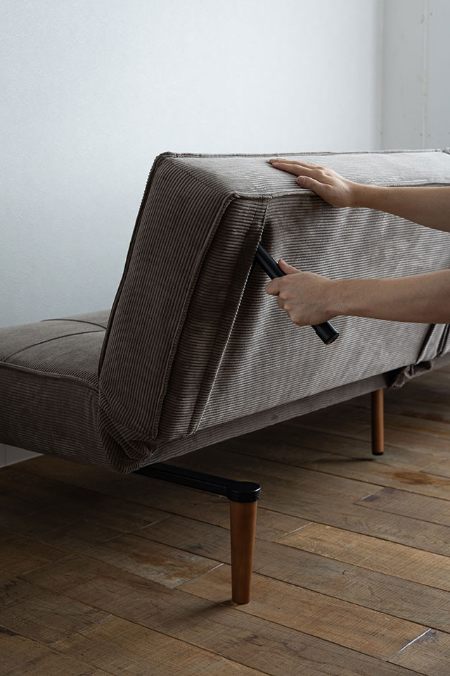 フレットソファベッド：機能説明：収納脚を引っ張り出す